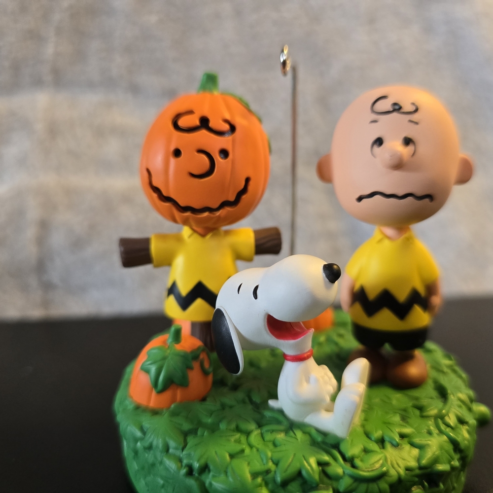 Peanuts Halloween Figurine with Snoopy and Charlie Brown